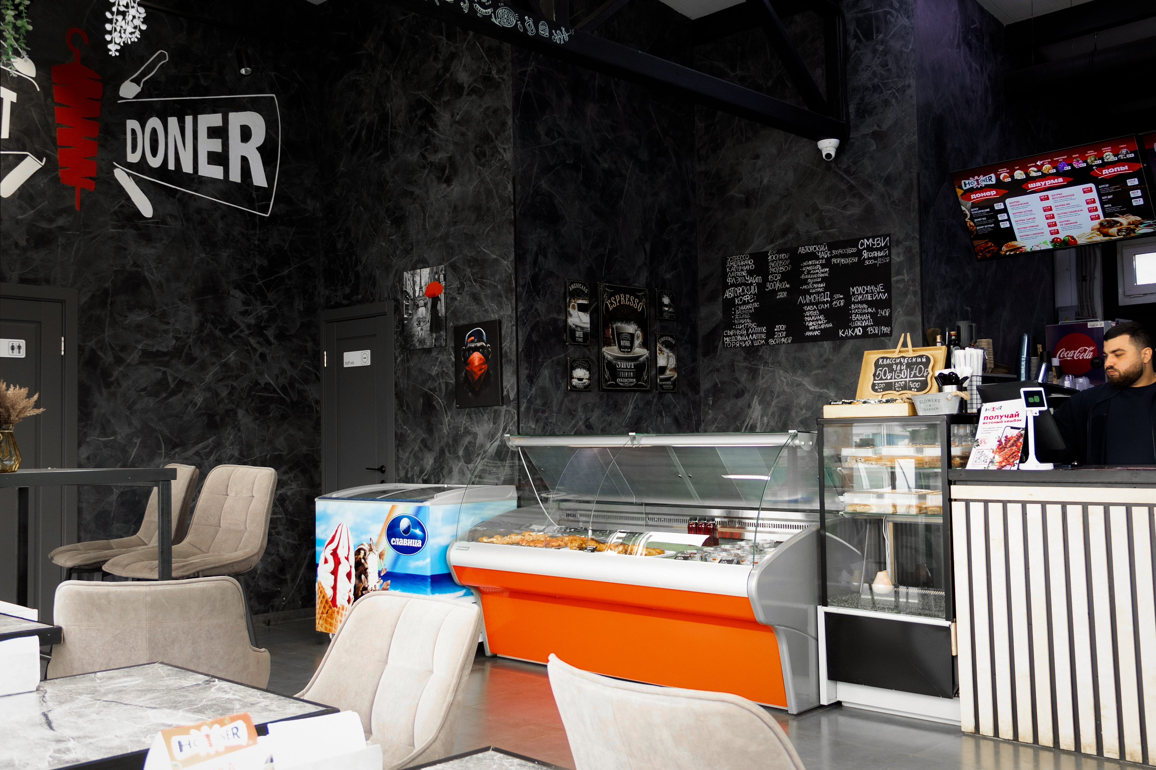 Интерьер точки HOT.DONER